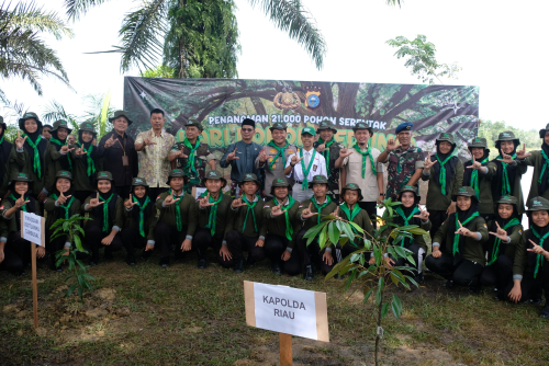 Momen Hari Pohon 2025, Kapolda Riau Tanam 21.000 Pohon dan Ajak Generasi Muda Peduli Alam