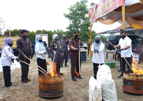 Kejari Kampar Musnahkan Barang Bukti 90 Perkara, Narkotika Jadi Kasus Terbanyak