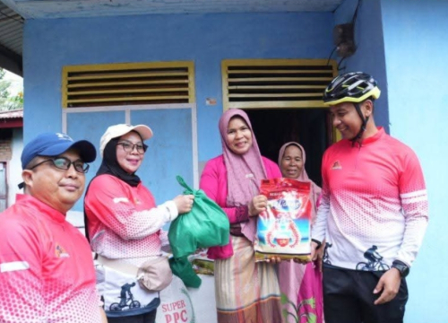 Jelang Ramadhan, Pemkab Kampar 'Gowes' Salurkan Sembako ke Warga Miskin