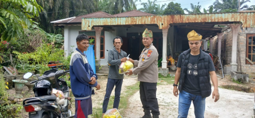 Polsek Kampar dan PT Green Palma Riau Jaya Salurkan Bansos untuk Korban Puting Beliung