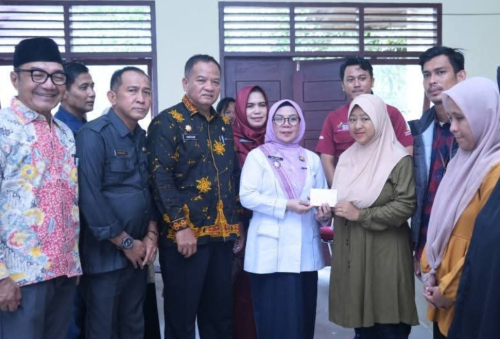 Wabup Kampar Salurkan KKS, Harap Bantuan Sosial Tepat Sasaran