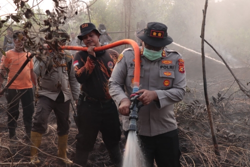 Karhutla 1 Hektare di Kampar Padam Setelah 10 Jam, Kapolres Pimpin Langsung Penyiraman di Lahan Gambut