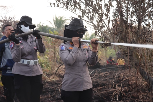 Turun ke Titik Api, Kasat Lantas Polres Kampar Pimpin Srikandi Polisi Padamkan Karhutla