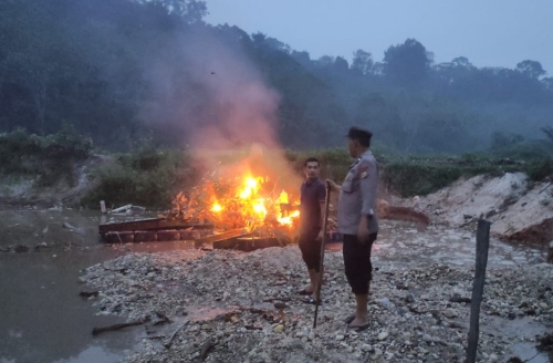 Aksi Cepat Layanan 110, Polsek Kuantan Tengah Bakar Belasan Rakit PETI di Kuansing