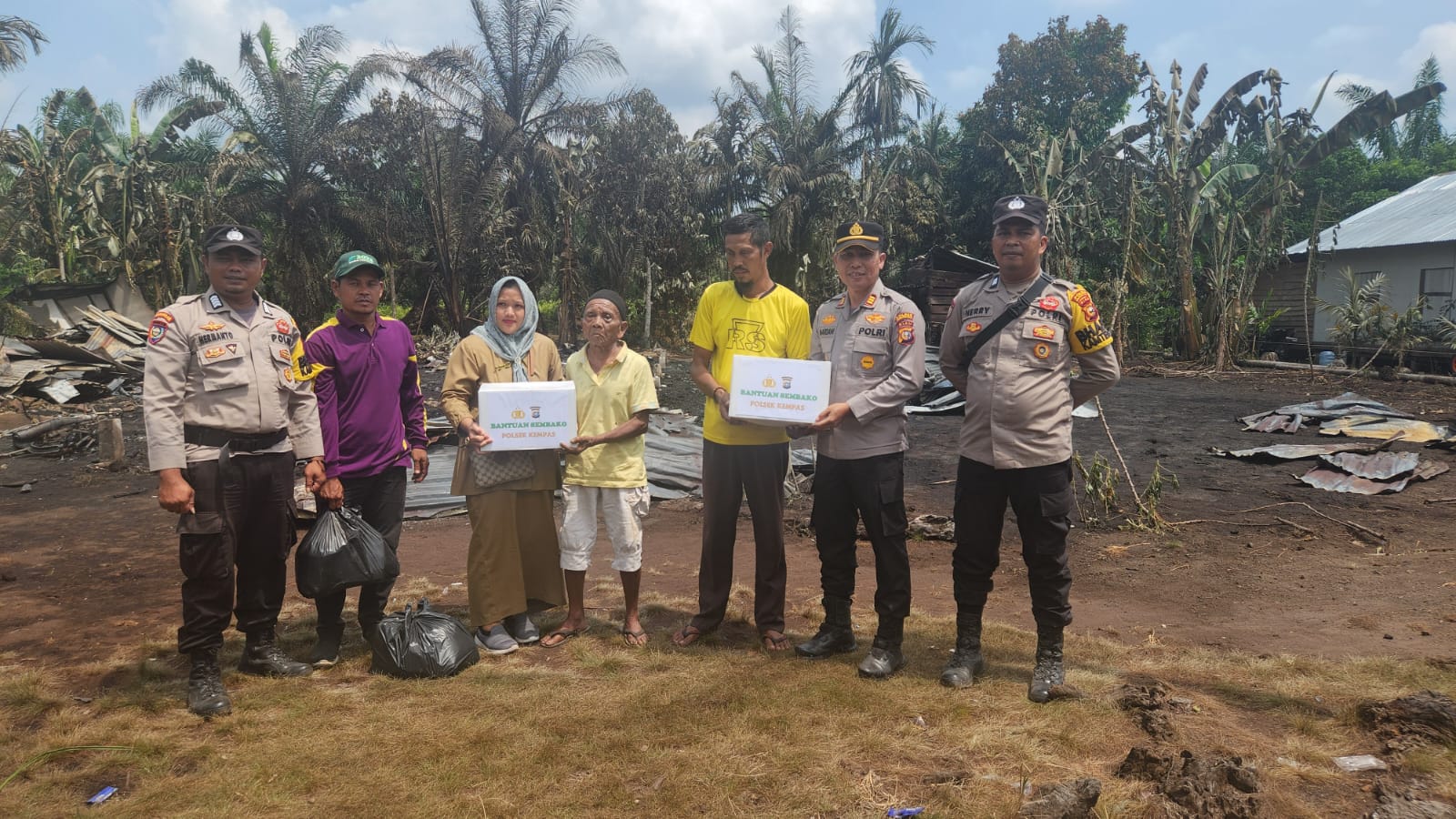 Polisi dan Pemdes Salurkan Bantuan Sosial untuk Korban Kebakaran di Desa Pekan Tua