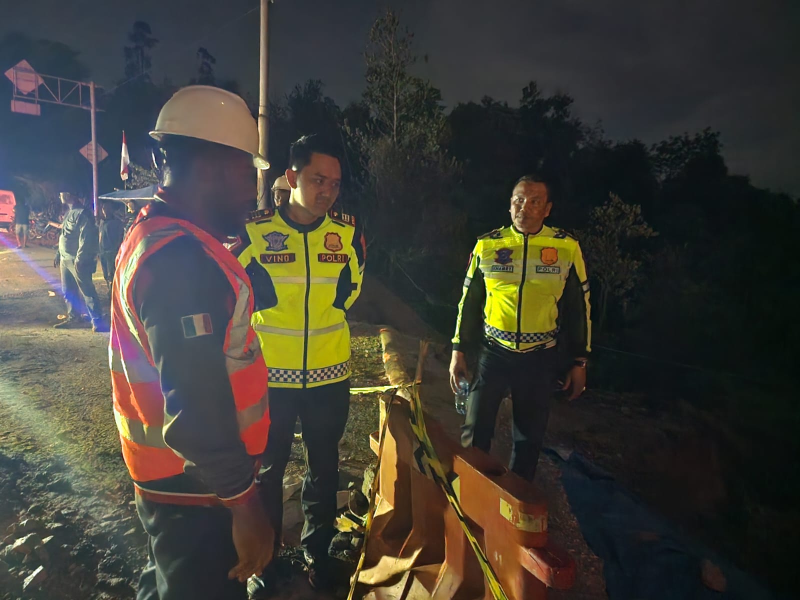 Jalan Lintas Riau-Sumbar Amblas, Satlantas Polres Kampar Lakukan Pengalihan Arus