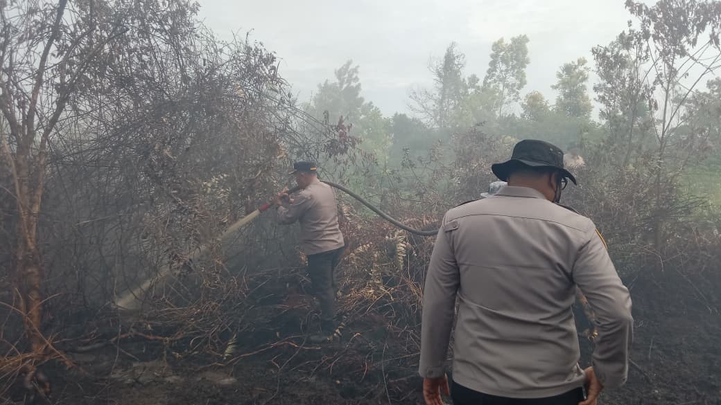 Cegah Karhutla Susulan, Kapolres Kampar Turun Langsung 'Basahi' Lahan Gambut Rimbo Panjang