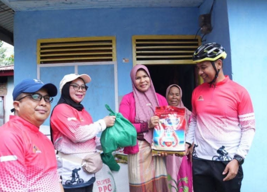 Jelang Ramadhan, Pemkab Kampar 'Gowes' Salurkan Sembako ke Warga Miskin