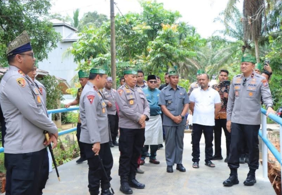 Kapolda Riau dan Bupati Kampar Tinjau Proyek Jembatan Presisi di XIII Koto Kampar
