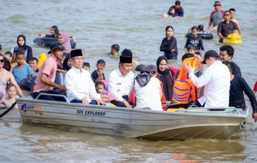 Ribuan Warga Padati Pulau Kosiok, Bupati Kampar Hadiri Tradisi Balimau Kasai
