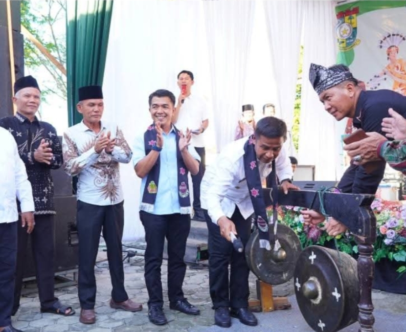 Buka Festival Lipat Kain, Bupati Kampar Dorong Ekonomi Kreatif Jadi Pilar Ekonomi Serantau