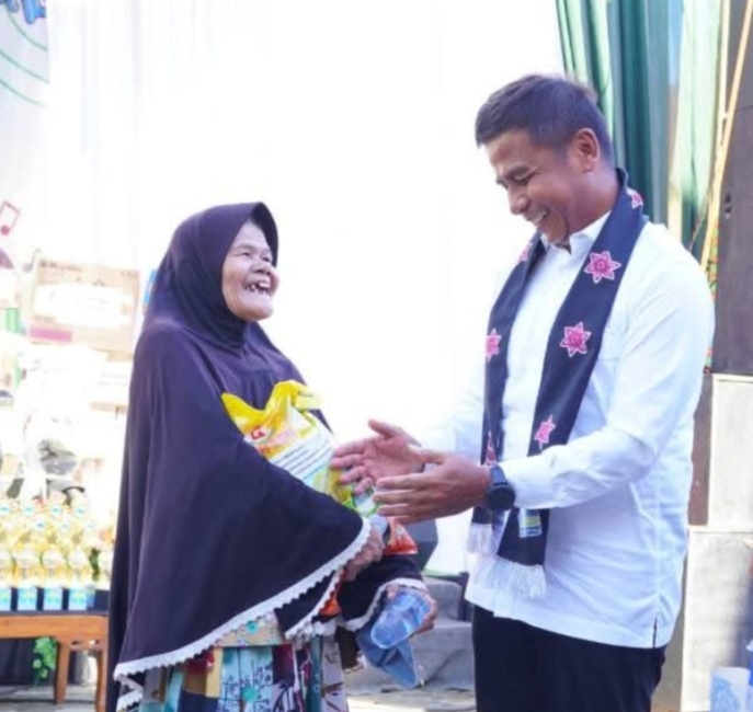Bupati Kampar Serahkan Bantuan Sosial bagi Warga di Sela Festival Kreatif Lipat Kain