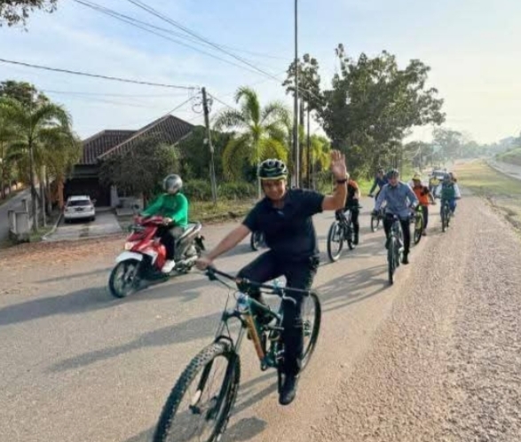 Bupati Kampar Pimpin Gerakan 'Jumat Bersepeda', Tekankan Transformasi WFH dan Efisiensi Energi