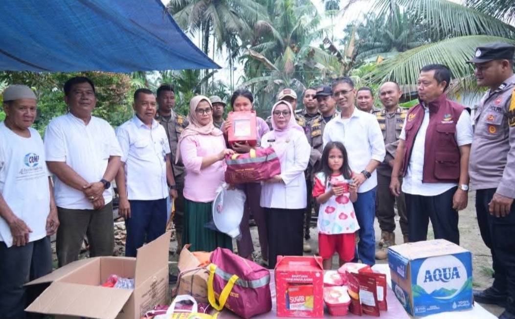 Wakil Bupati Kampar Salurkan Bantuan untuk Korban Kebakaran di Siak Hulu