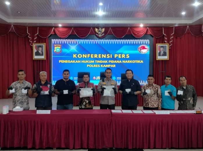 Polisi Tangkap 5 Pengedar Narkoba di Kampar, Sita dan Musnahkan Hampir 2 Kilogram Sabu