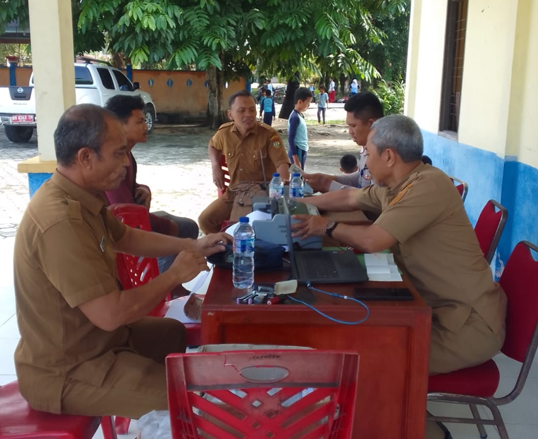 Tunjukkan Teladan ke Warga, Kades Bukit Kratai Bayar Pajak di Layanan Samsat Tanjak