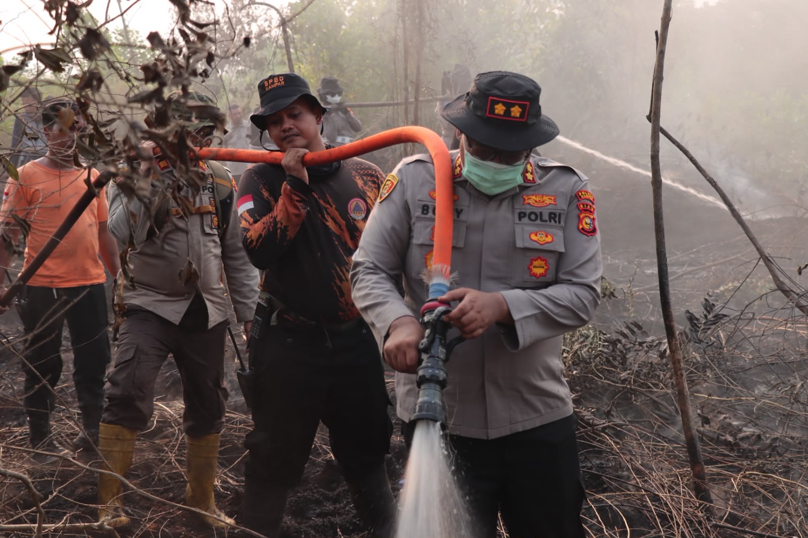 Karhutla 1 Hektare di Kampar Padam Setelah 10 Jam, Kapolres Pimpin Langsung Penyiraman di Lahan Gambut