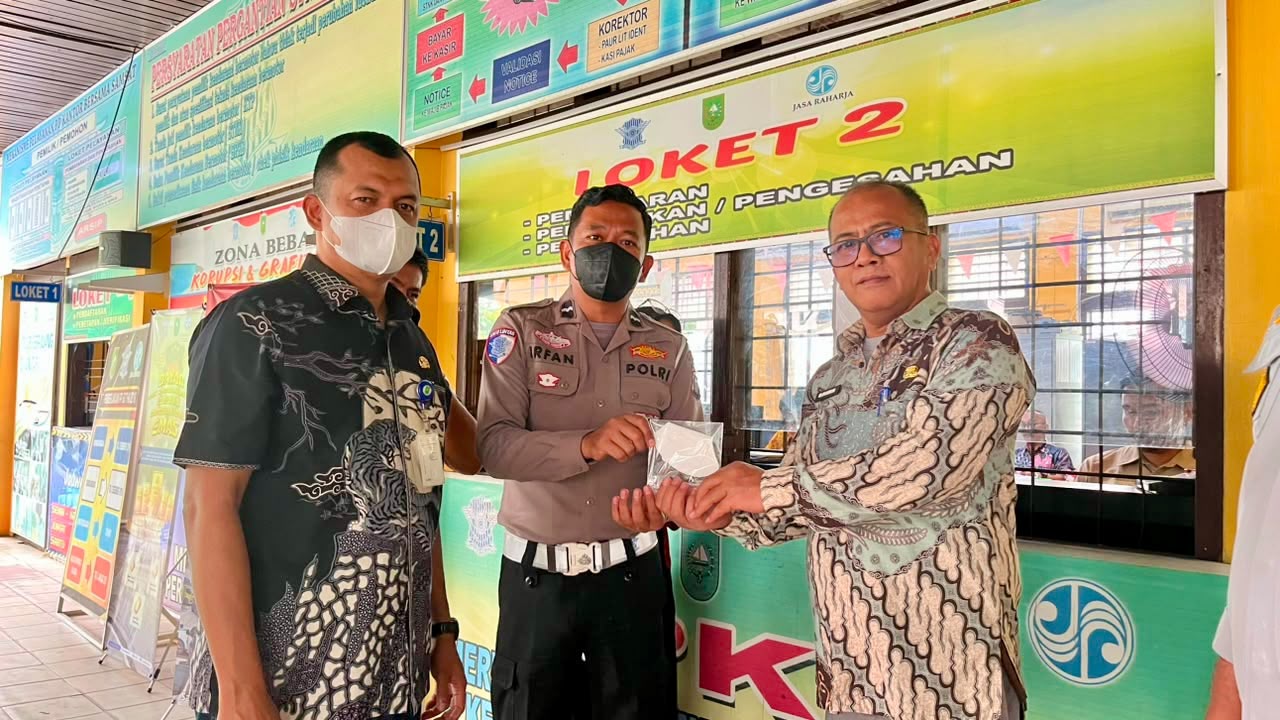 Pemutihan Pajak Kendaraan di Kampar Dimulai, Samsat Bangkinang Bagikan Masker Gratis ke Wajib Pajak